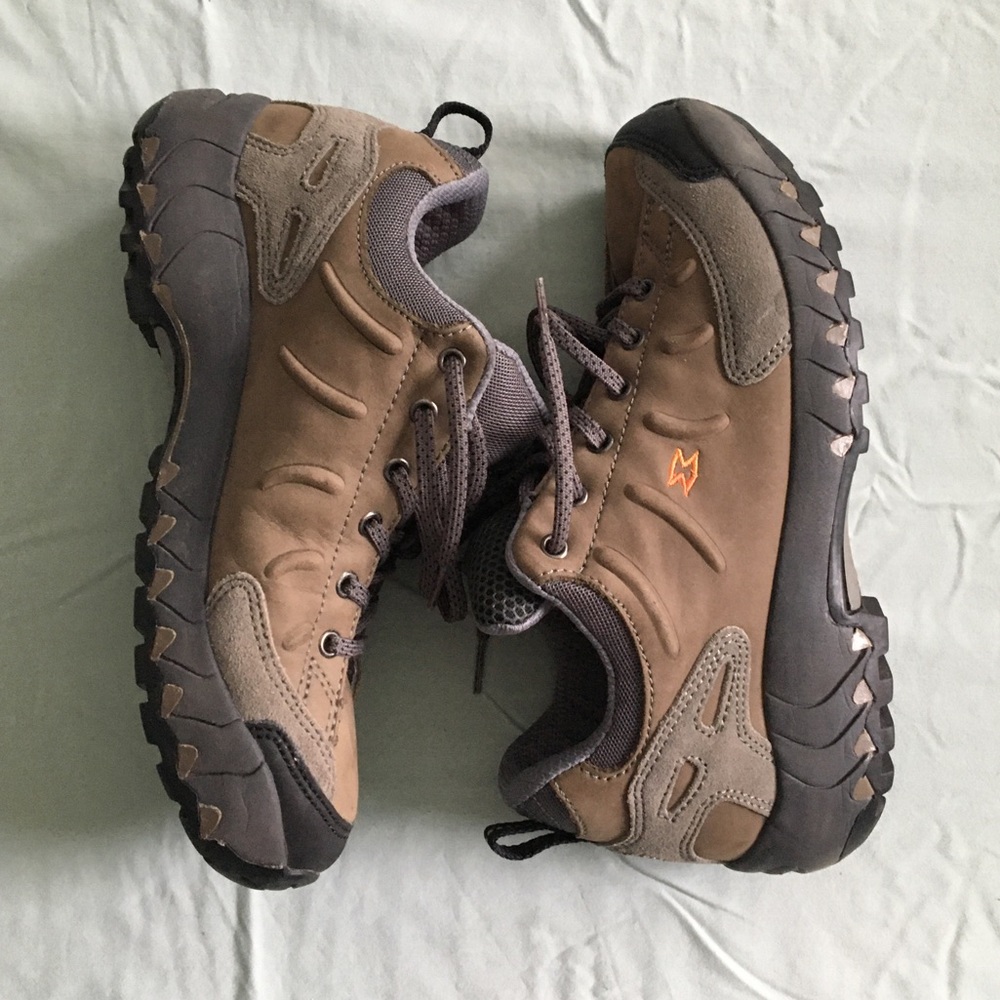 Women's Garmont hiking shoes, size 8. - Picture 7 of 14